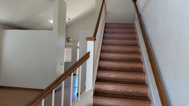 Building Photo - 321 Falcon Ct