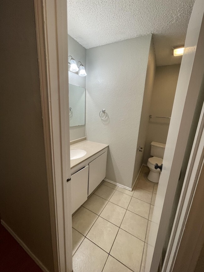 Building Photo - 921 NW Summercrest Blvd