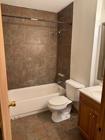 Building Photo - 18 Parkview Dr