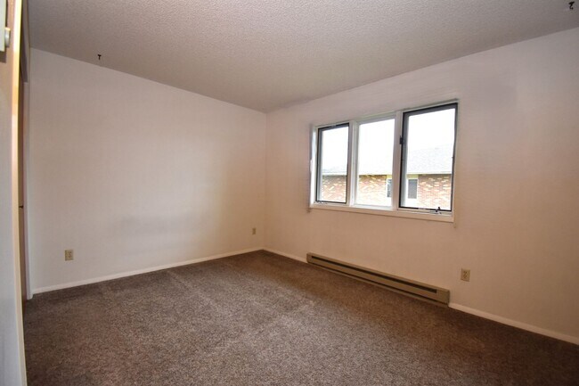 Building Photo - Spacious top floor! Close to downtown!