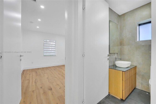 Building Photo - 728 Majorca Ave
