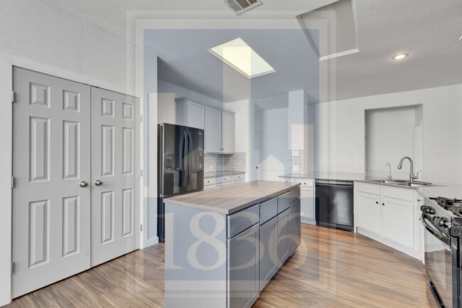 Building Photo - 1204 Thackeray Ln