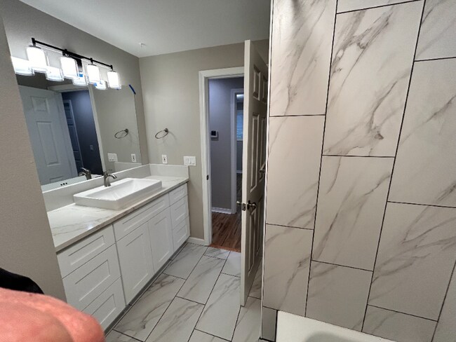 Building Photo - 6060 SW 170th Ave