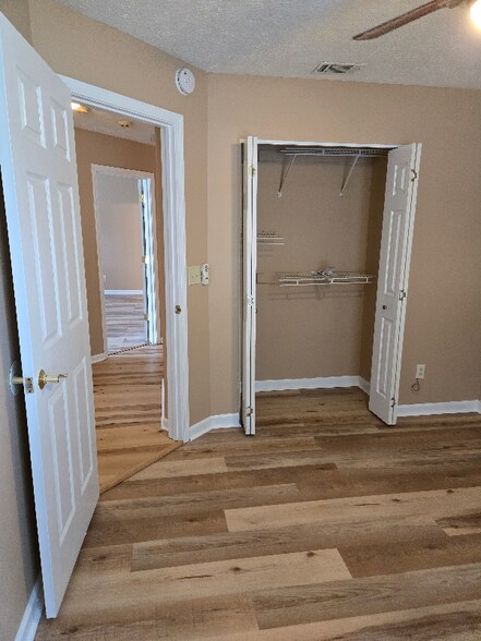 Building Photo - 6090 Emerald Pointe Cir