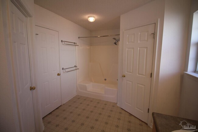Building Photo - 10319 Wailuku Dr