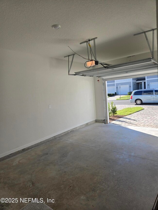 Building Photo - 195 Brandon Lks Dr