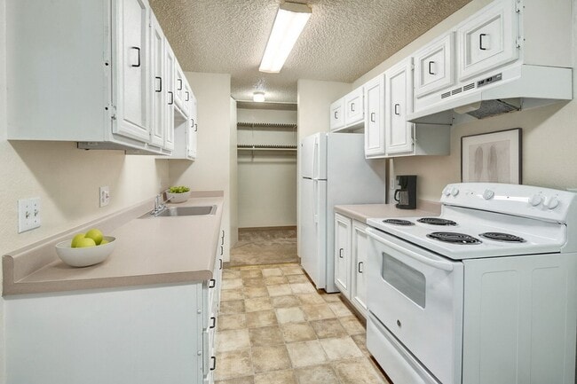 Building Photo - Quiet Creek