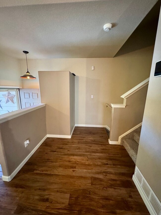 Building Photo - Lovely 3 bedroom/3 car tandem garage home ...