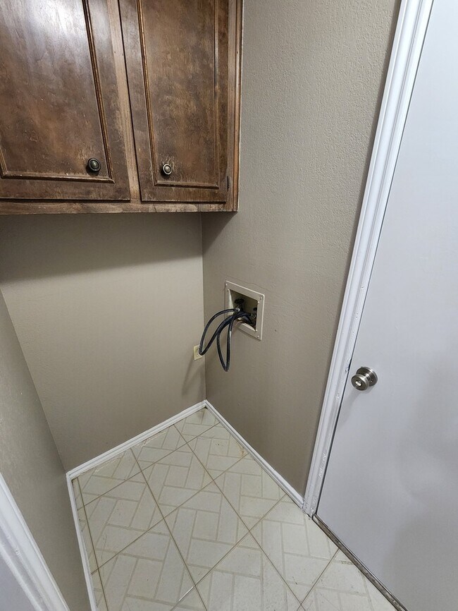 Building Photo - 3 bed 2 bath 2 car garage!