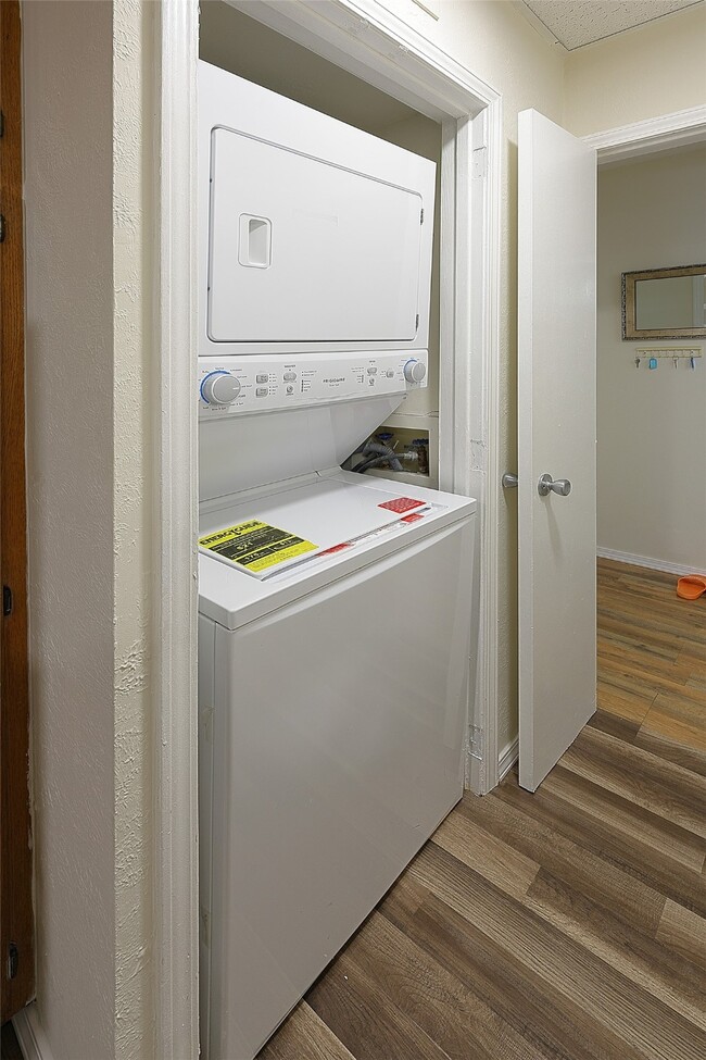 Building Photo - 2213 S Braeswood Blvd