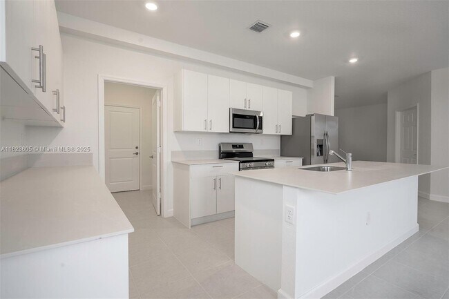 Building Photo - 2351 SE 27th Dr