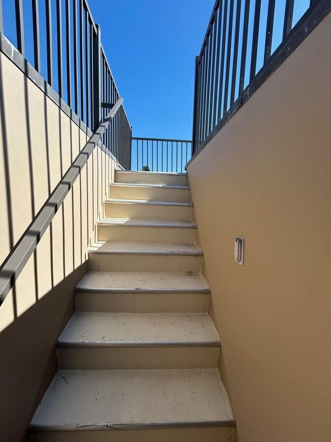 Building Photo - Amazing 3 story free standing contemporary house with terrific ocean views in Playa Del Rey