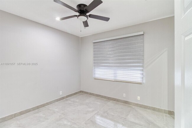 Building Photo - 3810 SW 51st St