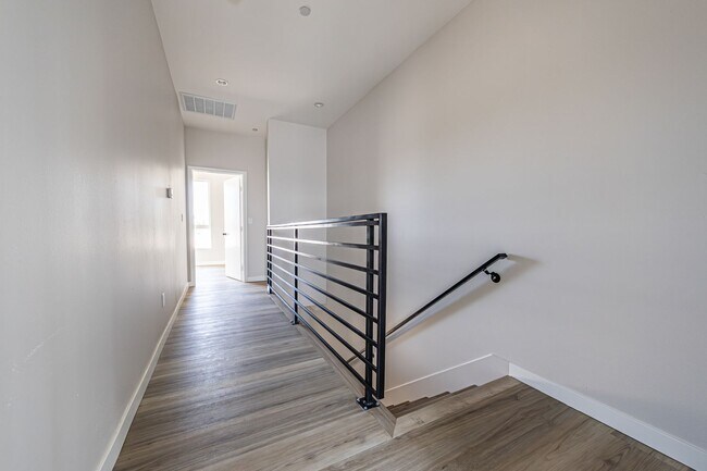 Building Photo - Stunning 4-bedroom, 4-bathroom tri-level t...