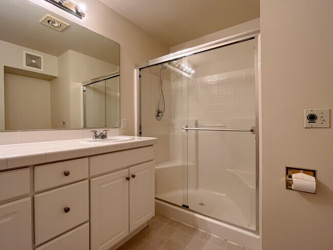 Building Photo - Huge, Updated 2 bed 2.5 bath Issaquah High...