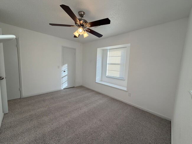 Building Photo - 1323 SE Clover Ln