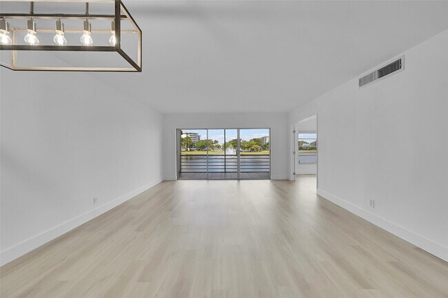 Building Photo - 2801 N Palm Aire Dr