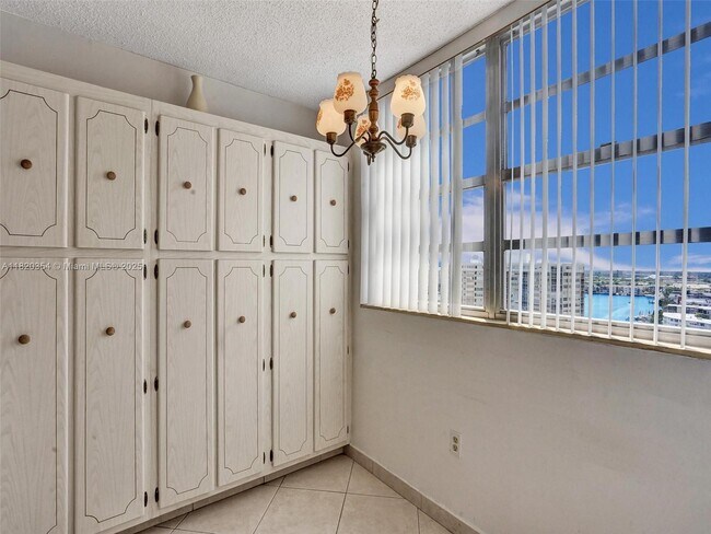 Building Photo - 1833 S Ocean Dr