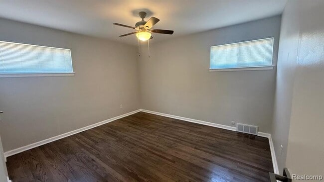 Building Photo - 29614 Rosslyn Ave