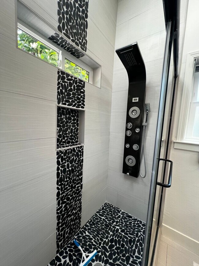Building Photo - Remodeled Single Story 3 Bedroom/2 Bathroo...