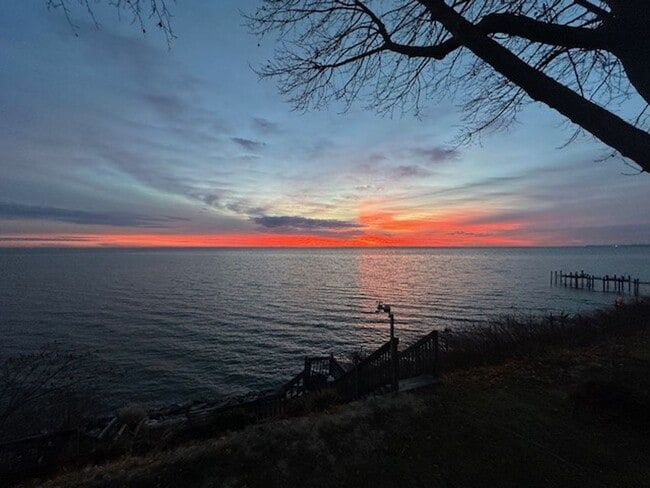 Building Photo - Gorgeous Water Front Home with Beach Access