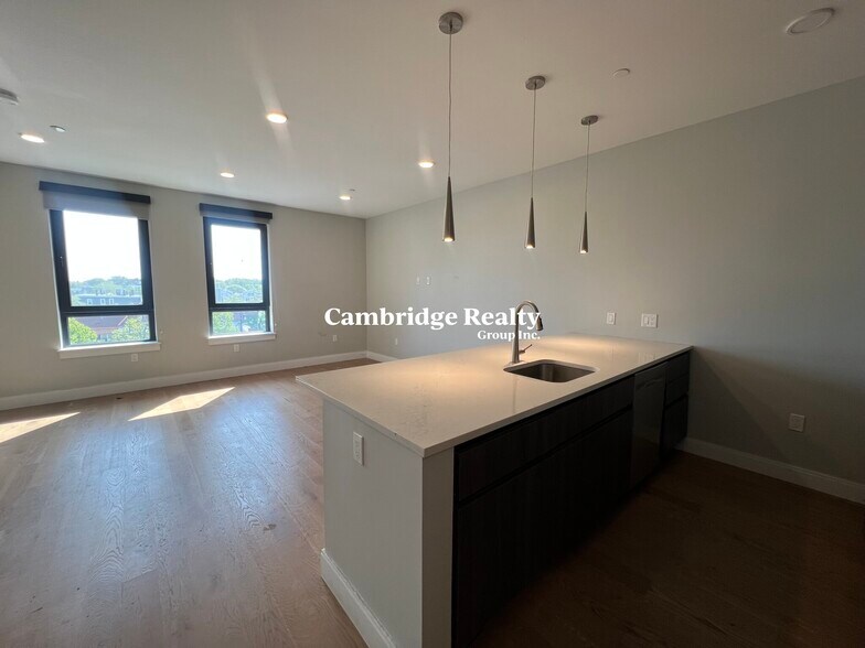 Building Photo - 8 Central St