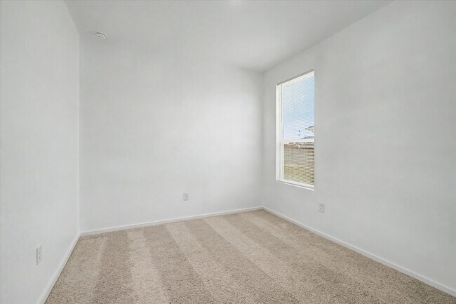 Building Photo - 511 Louis Ln