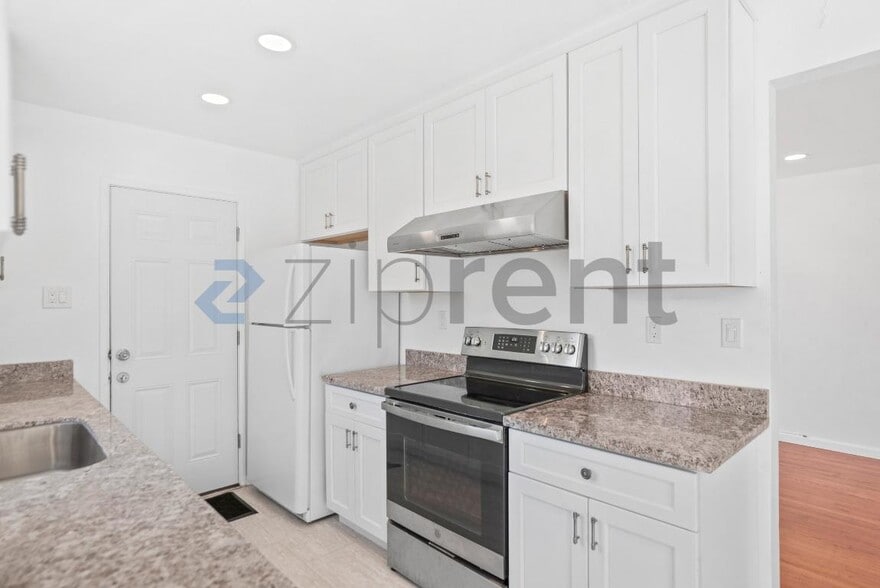 Building Photo - 1729 Elm St