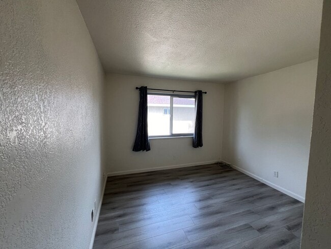 Building Photo - 2-bedroom condo near shopping & restaurants!