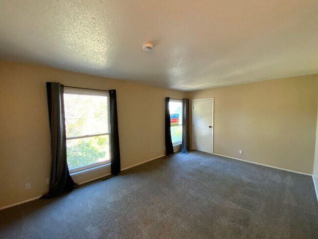 Building Photo - *Owner Broker* 2 Bedroom Townhome Availabl...