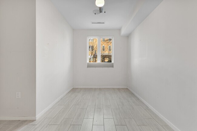 Building Photo - 756 Park Rd NW
