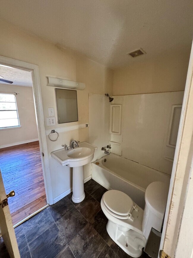 Building Photo - 132 Woodland Ave