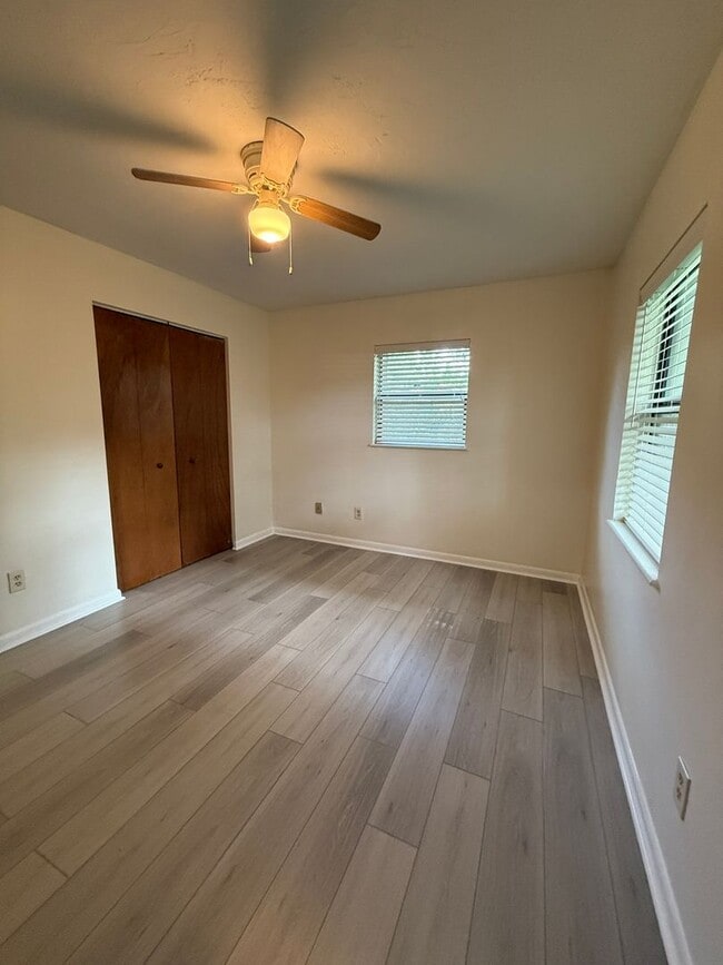 Building Photo - Completely Renovated!