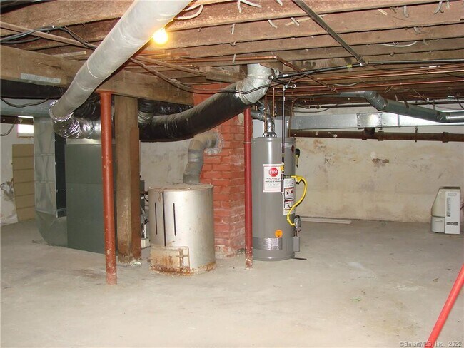 Building Photo - 246 Old Stratfield Rd
