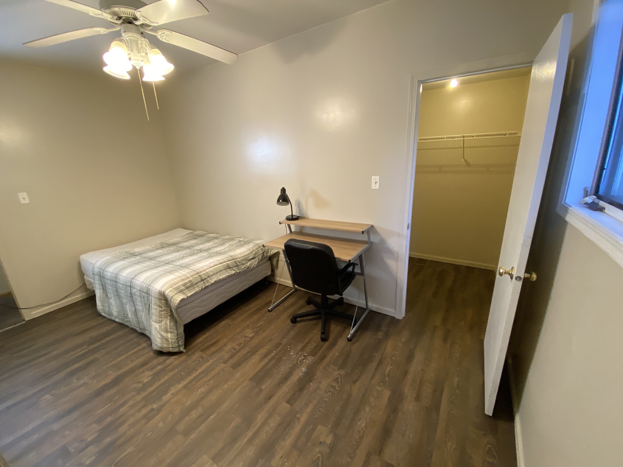 Middle Bedroom - 2 - Walk In Closet - 2442 W Fillmore St