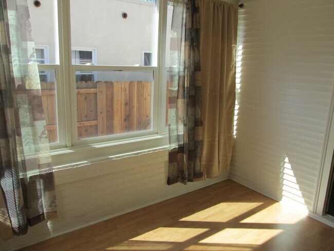 Building Photo - Large 4 Bedroom Craftsman Style Home in No...