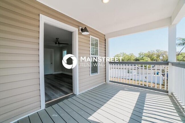 Building Photo - 2 Bedroom Pet-Friendly Home in St. Petersb...