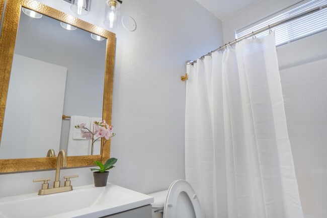 Building Photo - 2401 Predera Ave