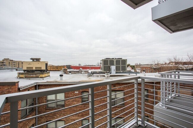 Building Photo - 2550 17th St NW