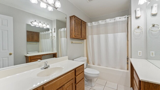 Building Photo - "Homey 3-Bedroom Retreat with 2 Full Baths...