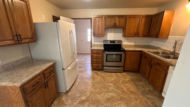 Building Photo - $1350 - 3 bedroom / 2 bathroom - Single Fa...