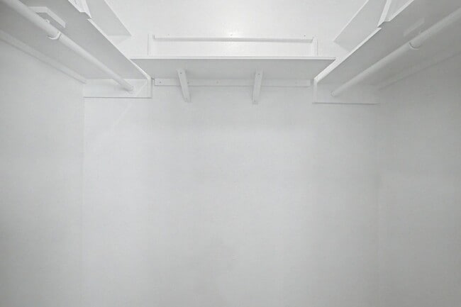 Building Photo - 6 Bed/ 3 Bath with Pool