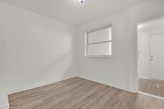 Building Photo - 2 Bedroom End Unit Accepting Voucher and Market Tenants