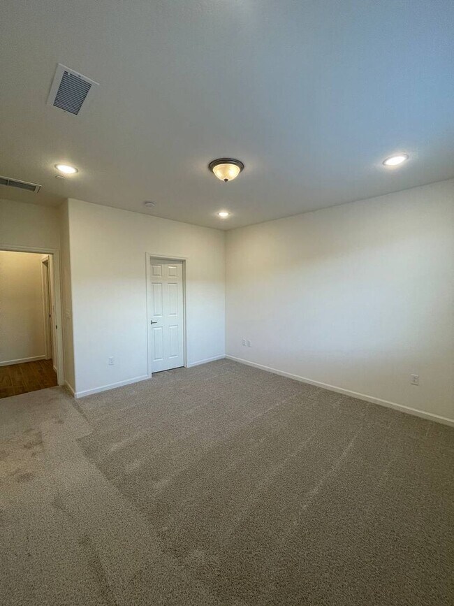 Building Photo - Stunning 4-Bedroom, 2-Bath Rental Home in ...