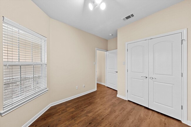 Building Photo - AVAILABLE NOW! Beautiful 3 bedroom townhome located in Waco!