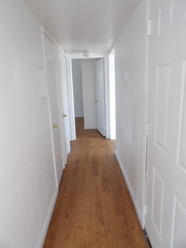 Building Photo - 1545 E 6th St