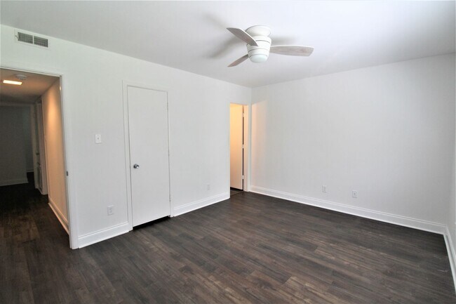 Building Photo - (Coming Soon) 2 Bedroom Condo In South Park!