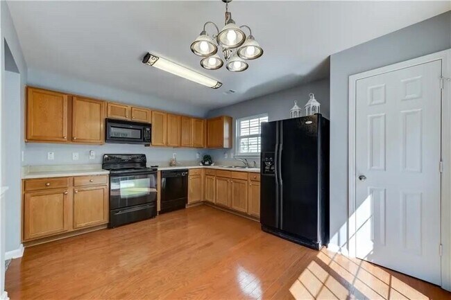 Building Photo - 2820 Mayfair Dr