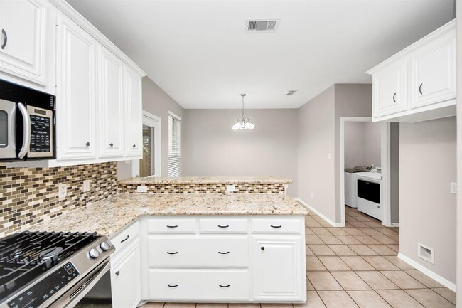 Building Photo - 8522 Sports Haven Dr