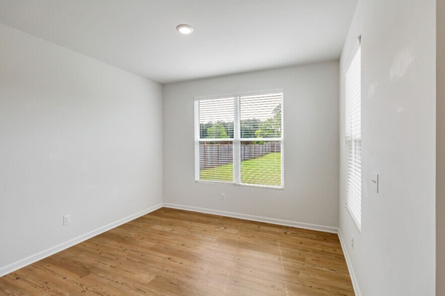 Building Photo - 220 Arwen Dr
